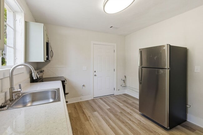 Building Photo - 116 Chester Ave