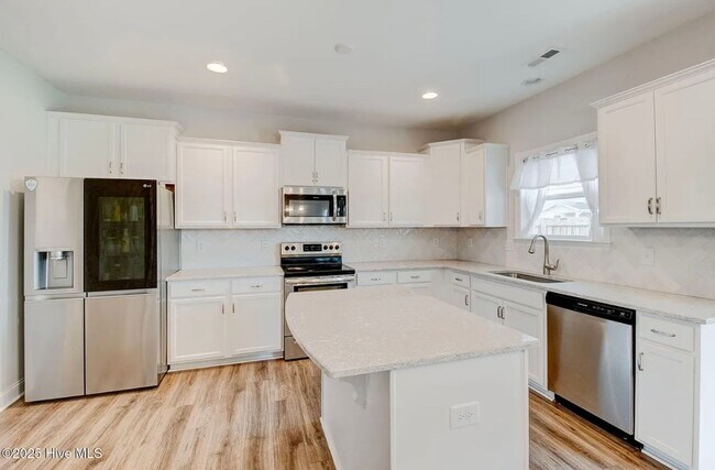 Building Photo - Single Family Home in Desirable Neighborhood