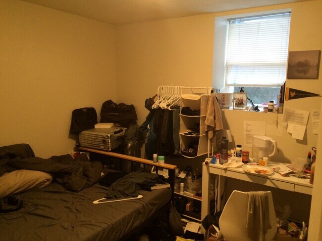 Building Photo - ALLSTON 4 BED/2 BATH FOR $1K/PERSON