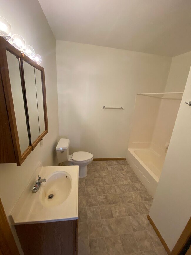 Building Photo - Large 2 Bedroom in Faribault