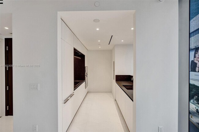 Building Photo - 300 Biscayne Blvd Way