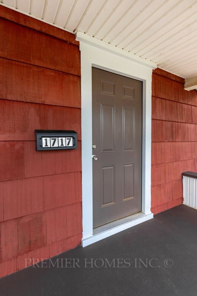Building Photo - 3 Bed Home with Garage, Private Driveway & Yard – $1,495/mo