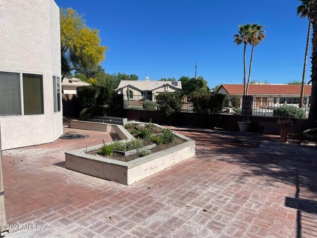 Building Photo - 2514 N Camino Reloj
