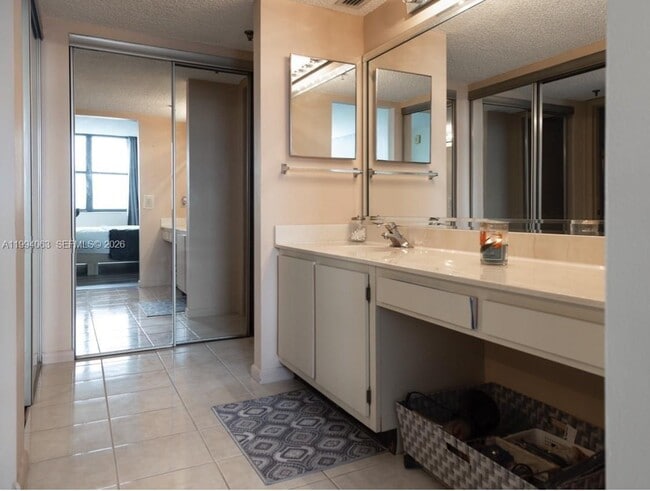 Building Photo - 105 Lake Emerald Dr