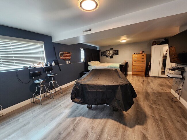 Building Photo - Stunning 3 Bed 2 Bath