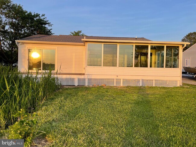 Building Photo - 1819 Sherman Dr