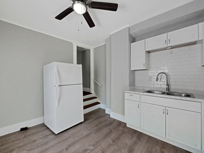 Building Photo - Newly Updated 2 Bedroom Home – Bright, Mod...