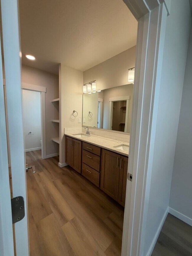 Building Photo - 421 Needlegrass Ln