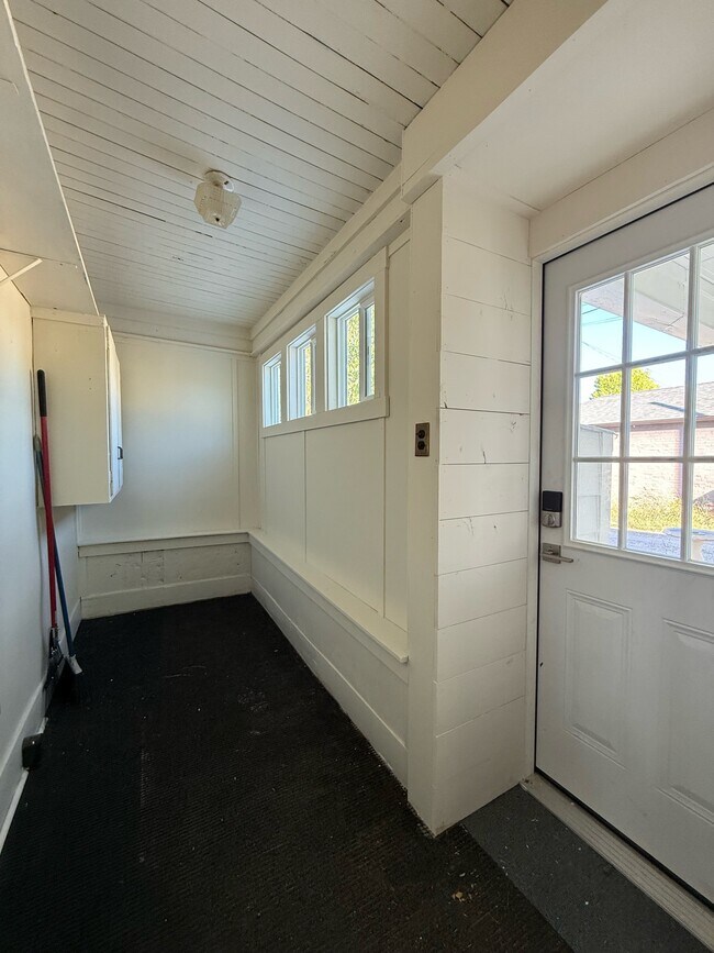 Building Photo - 215 W 5th St