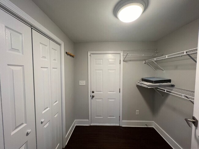 Building Photo - Renovated Brick Ranch in NW Charlotte