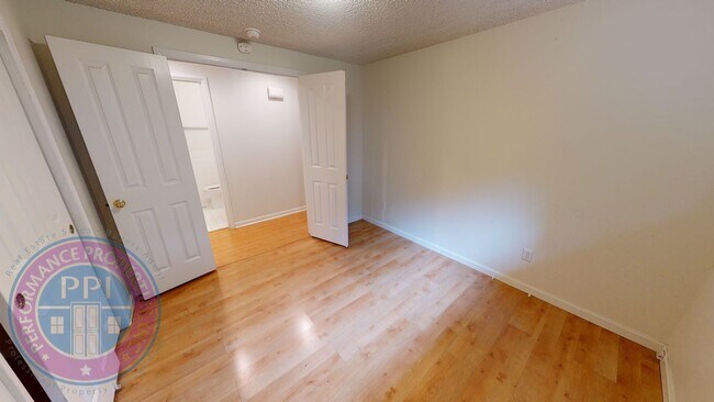 Building Photo - Lake Oswego! Lake Grove Ranch, Beautiful Outdoor Living Space, Park Like Setting!  Single Level R...