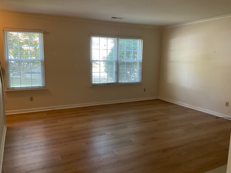 Building Photo - 142 Birdwood Ct