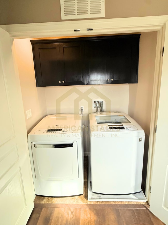 Building Photo - 2050 Green Ridge Cir