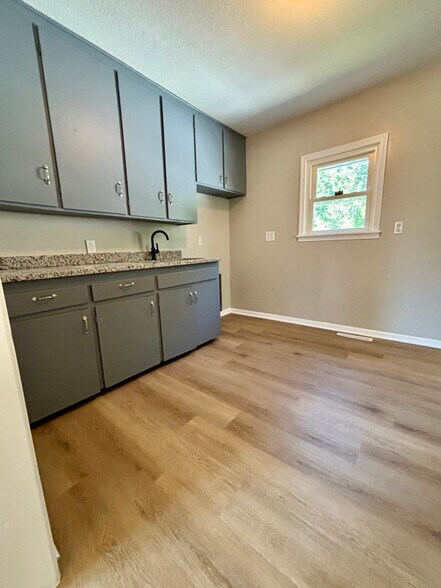 Building Photo - 817 N Clara St