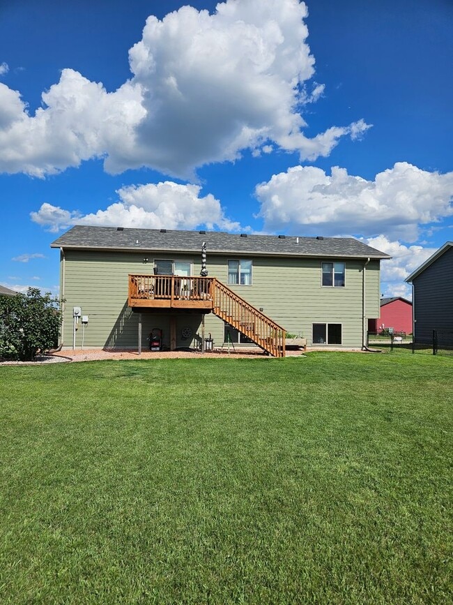 Building Photo - 4 BED | 3 BATH | SPLIT-FOYER HOME | DOUBLE...