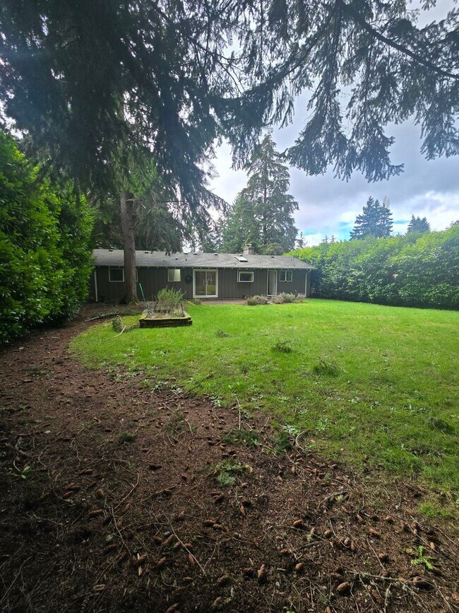 Building Photo - Beautiful 3 bedroom on large lot.