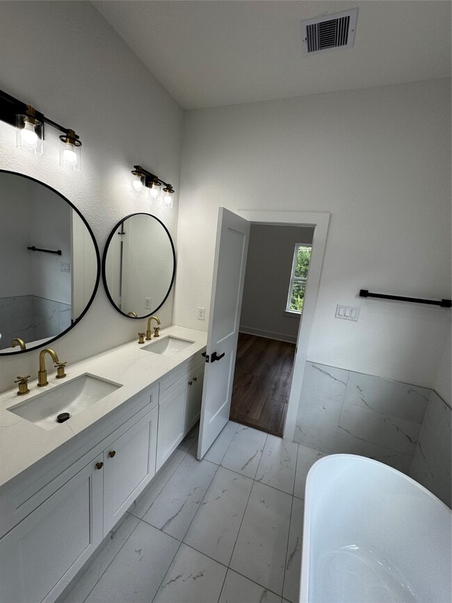 Building Photo - 868 E 35th St