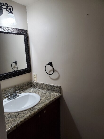 Building Photo - 1532 Hickory Ave