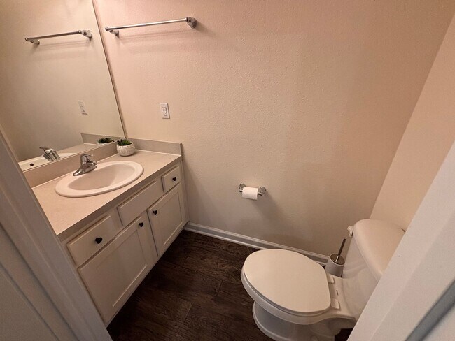 Building Photo - Beautiful 2 Bed, 2.5 Bath Townhome with Water View