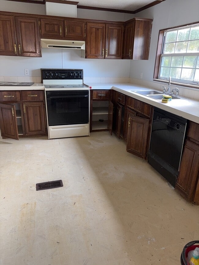 Building Photo - 3 Bedrooms 2 Bathrooms