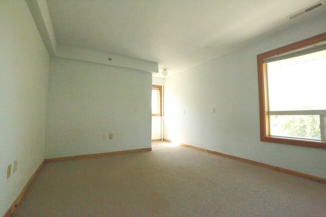 Building Photo - Spacious upper 3-bedroom unit with 2 full ...