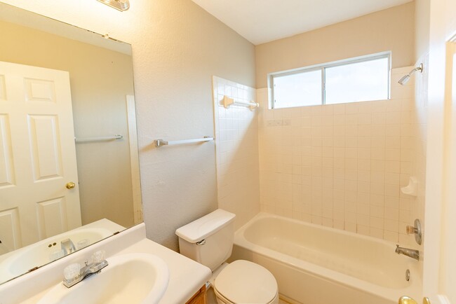 Building Photo - Sunny and Open 3 bedroom, 2.5 bathroom Hom...