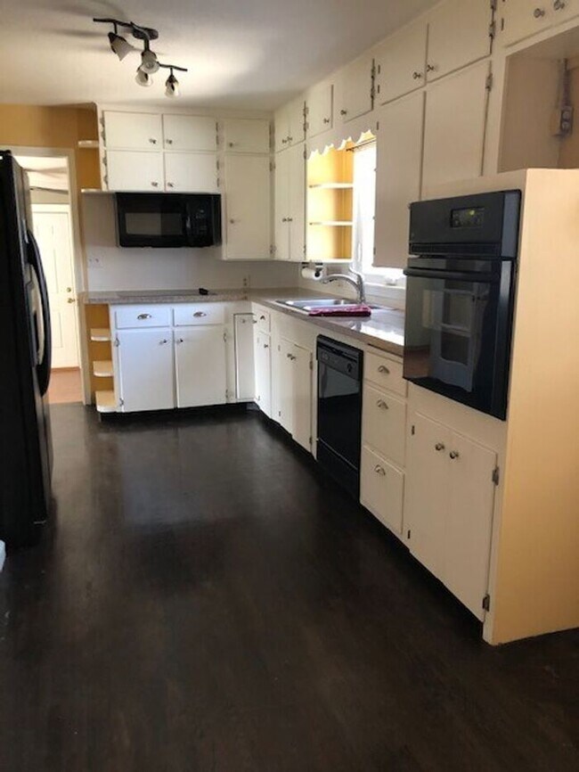 Building Photo - Stunning 3 Bedroom, 2 Bath Home in Univers...