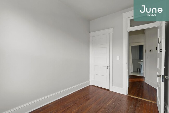 Building Photo - Full room in 4-bed/2.0-bath Home