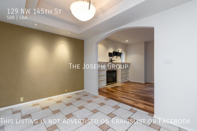 Building Photo - Beautiful 5 bed 3.5 bath in Seattle's Broa...