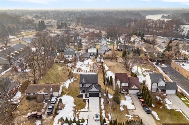 Building Photo - 9805 Newburgh Rd