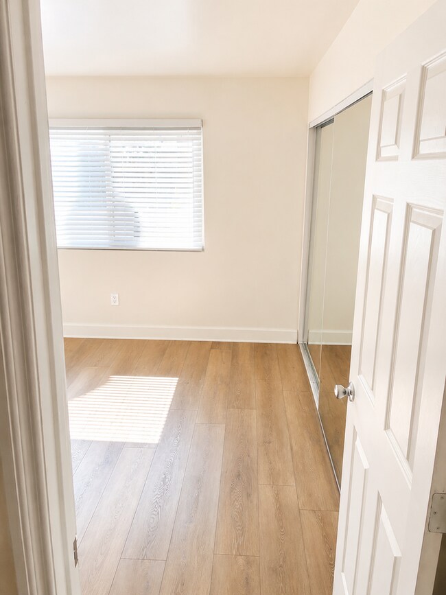 Building Photo - Beautiful Updated 2 Bed / 1.5 Bath Condo
