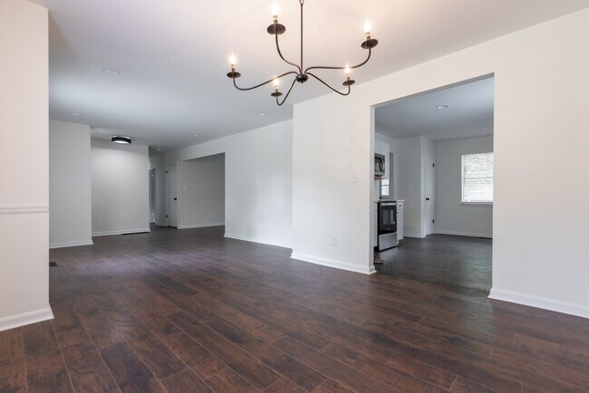 Building Photo - 605 Bonnie Bell Ln