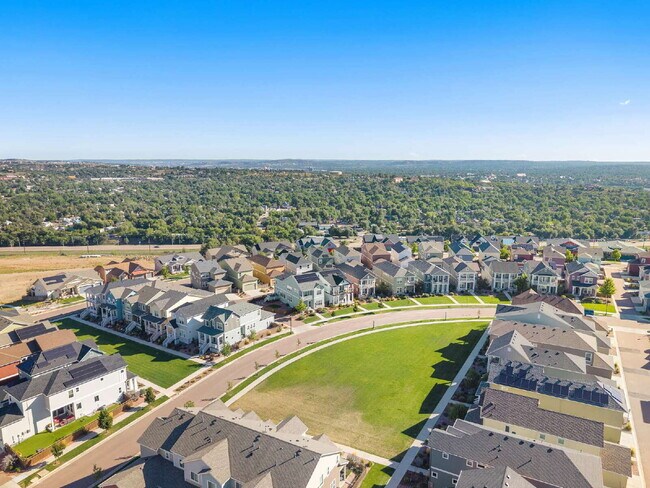 Building Photo - Modern 4 Bedroom, 2 Bathroom Westside Home with Balcony Views of Garden of the Gods!