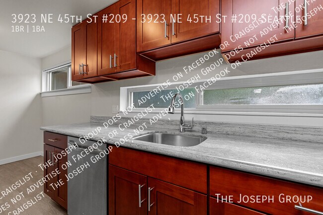 Building Photo - 3923 NE 45th St