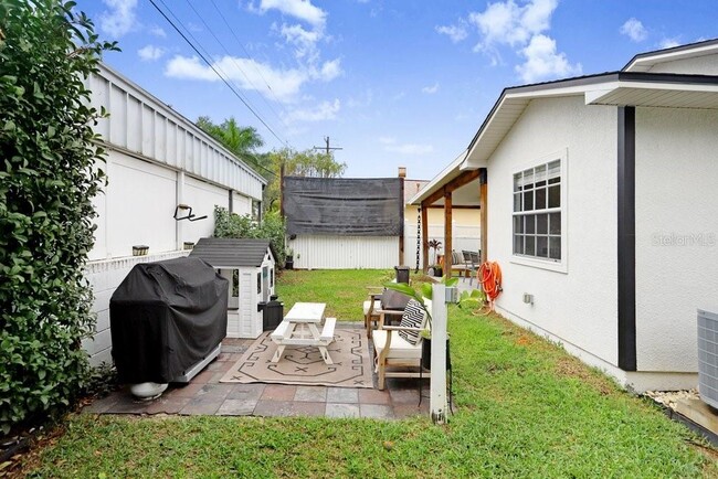 Building Photo - 3122 W Grace St