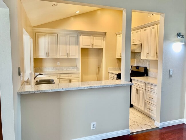 Building Photo - Charming Single Story Home