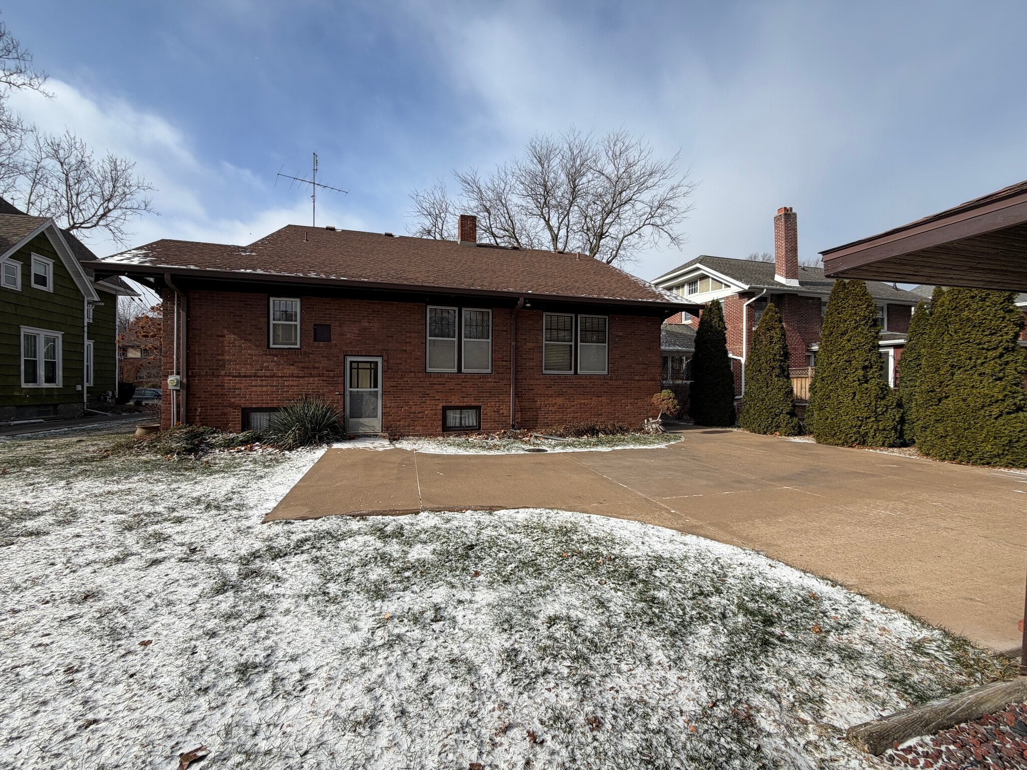 Building Photo - 1155 N Cherry St