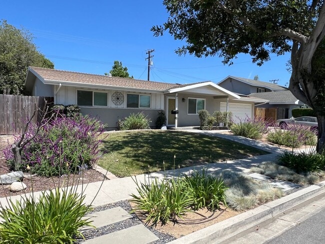 Building Photo - Great home with a Great Family Room