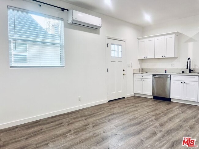 Building Photo - 247 S Catalina Ave