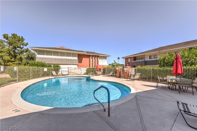 Building Photo - 714 Oakmont Ave