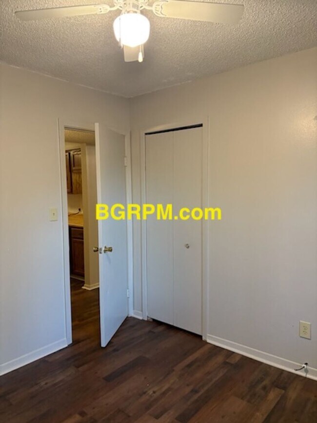 Building Photo - 3 BD, 1 1/2 BA, Home in Sherwood