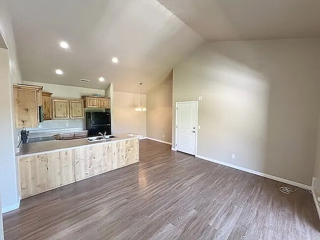 Building Photo - 426 W 200 N St