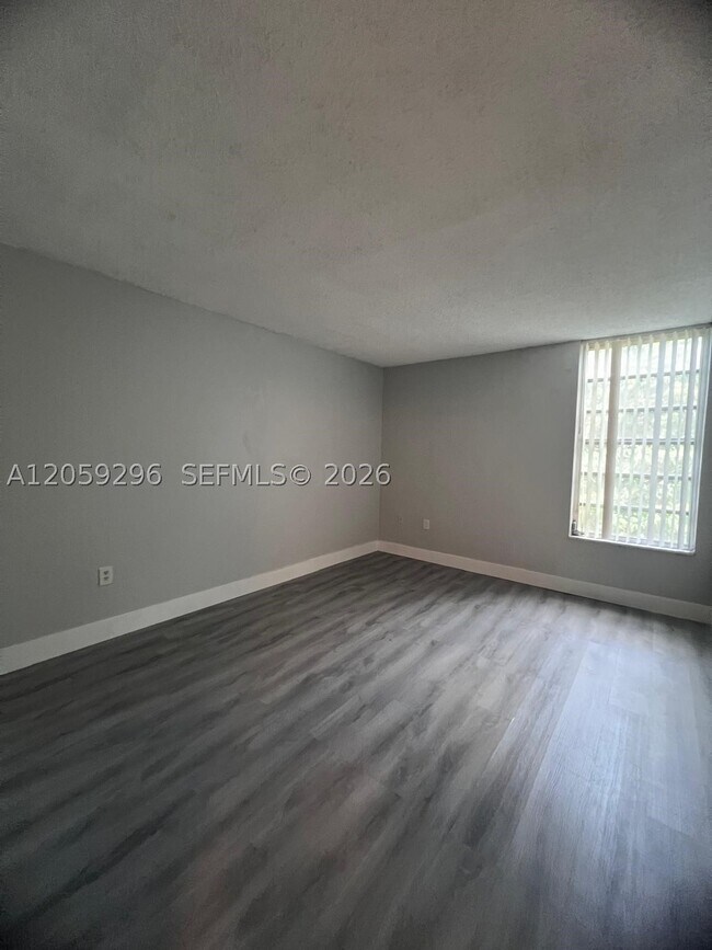 Building Photo - 8870 Fontainebleau Blvd