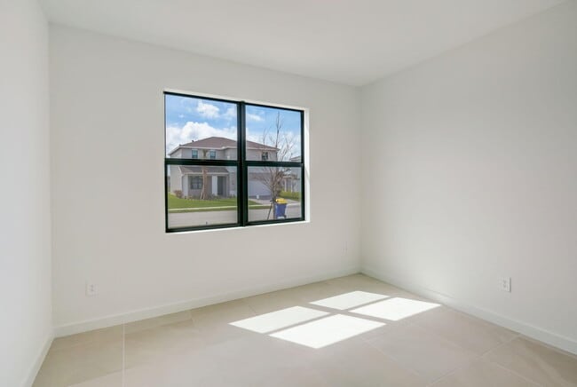 Building Photo - 5946 SE Sky Blue Cir