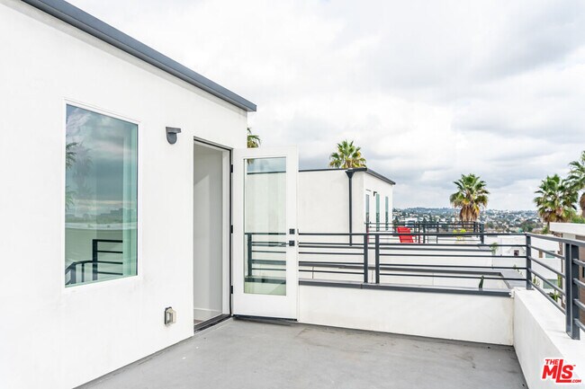Building Photo - 525 Normandie Ave