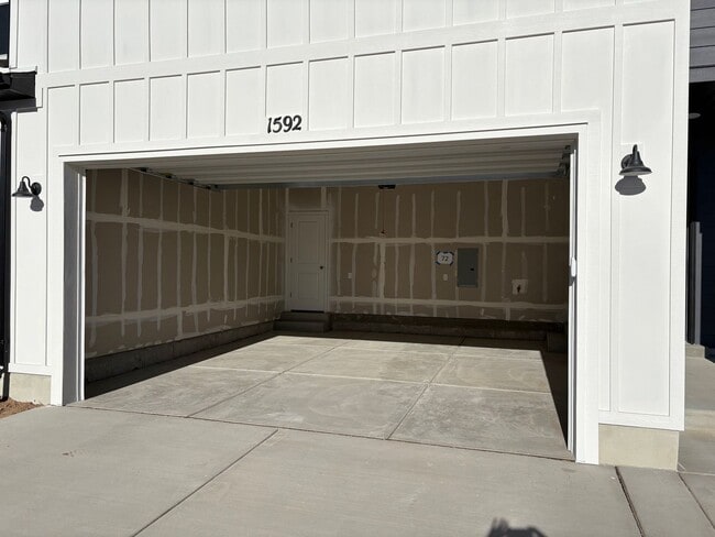 Building Photo - Gorgeous End-Unit Townhome in beautiful Salem!