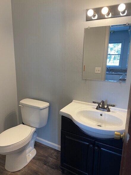 Building Photo - 221 W Elm St