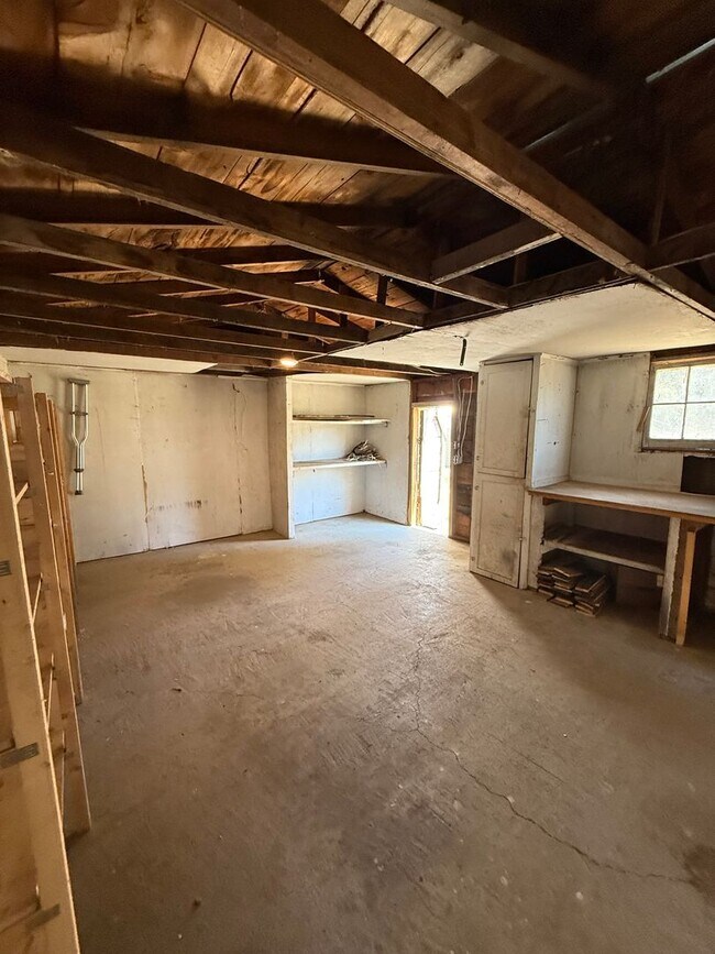 Building Photo - Adorable Renovated Farmhouse!