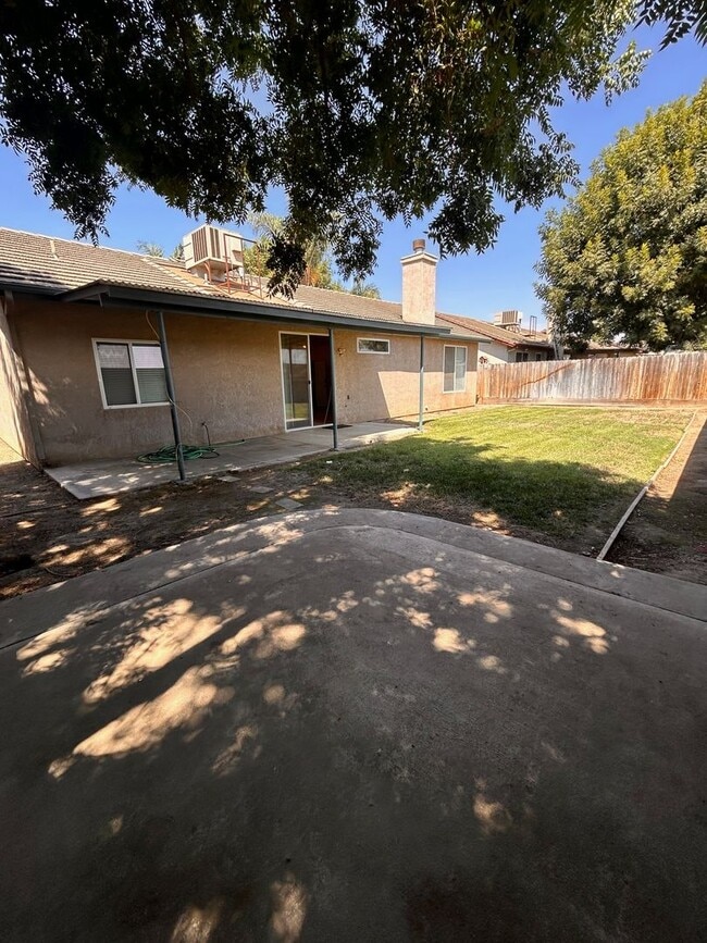 Building Photo - Beautiful home for rent in Visalia!