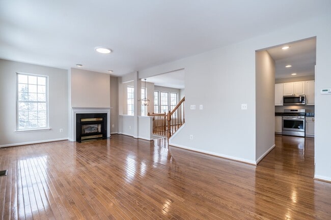 Building Photo - Immaculate 3 Bed 2 Full & 2 Half Bath End ...